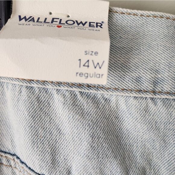 NEW WOMEN'S JEANS 14 WALLFLOWER SIZE 14 BLUE COLOR VERY NICE. - Picture 4 of 5